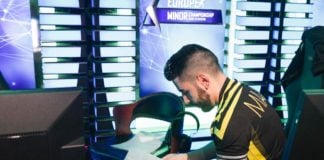 MAJ3R eXtatus maçı öncesi notlarını inceliyor