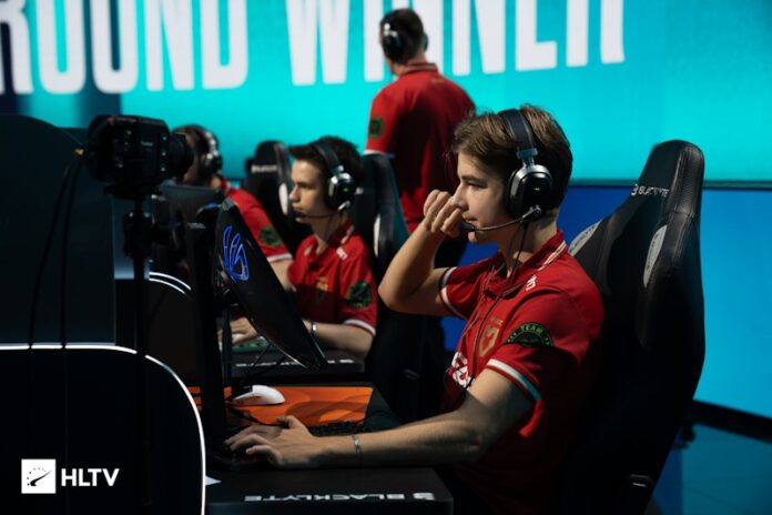 mouz-falcons-karsisinda-geri-donerek-yari-finale-y